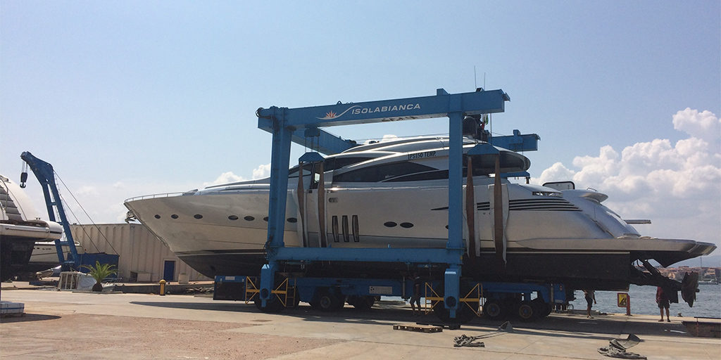 Pershing 90_ Alaggio Refitting Yacht Olbia Sardegna (5)
