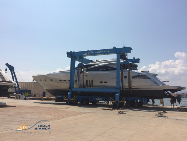 Pershing 90_ Alaggio Refitting Yacht Olbia Sardegna