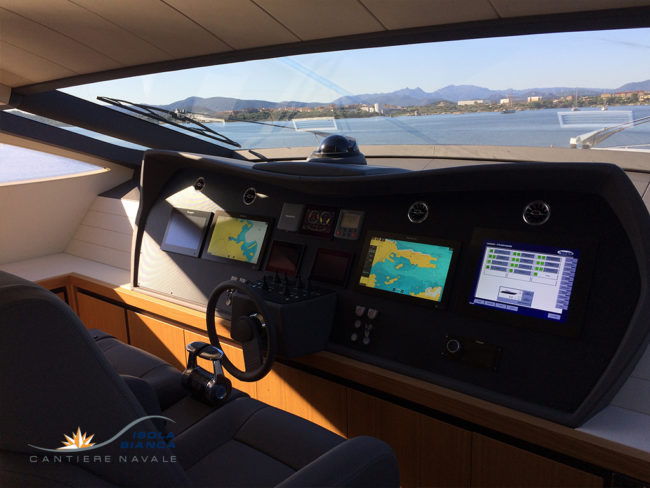 Restyling imbarcazione Sardegna Olbia Refitting Plancia di Comando Pershing
