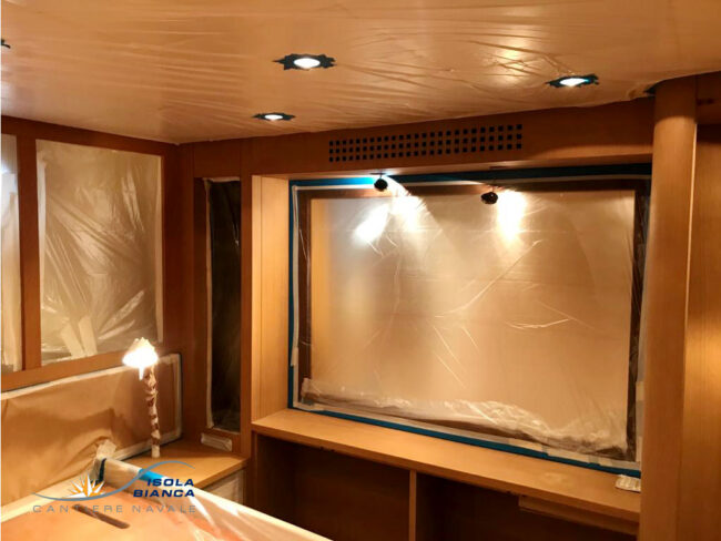 Verniciatura Yacht Pershing in Sardegna Verniciatura Yacht Pershing in Sardegna